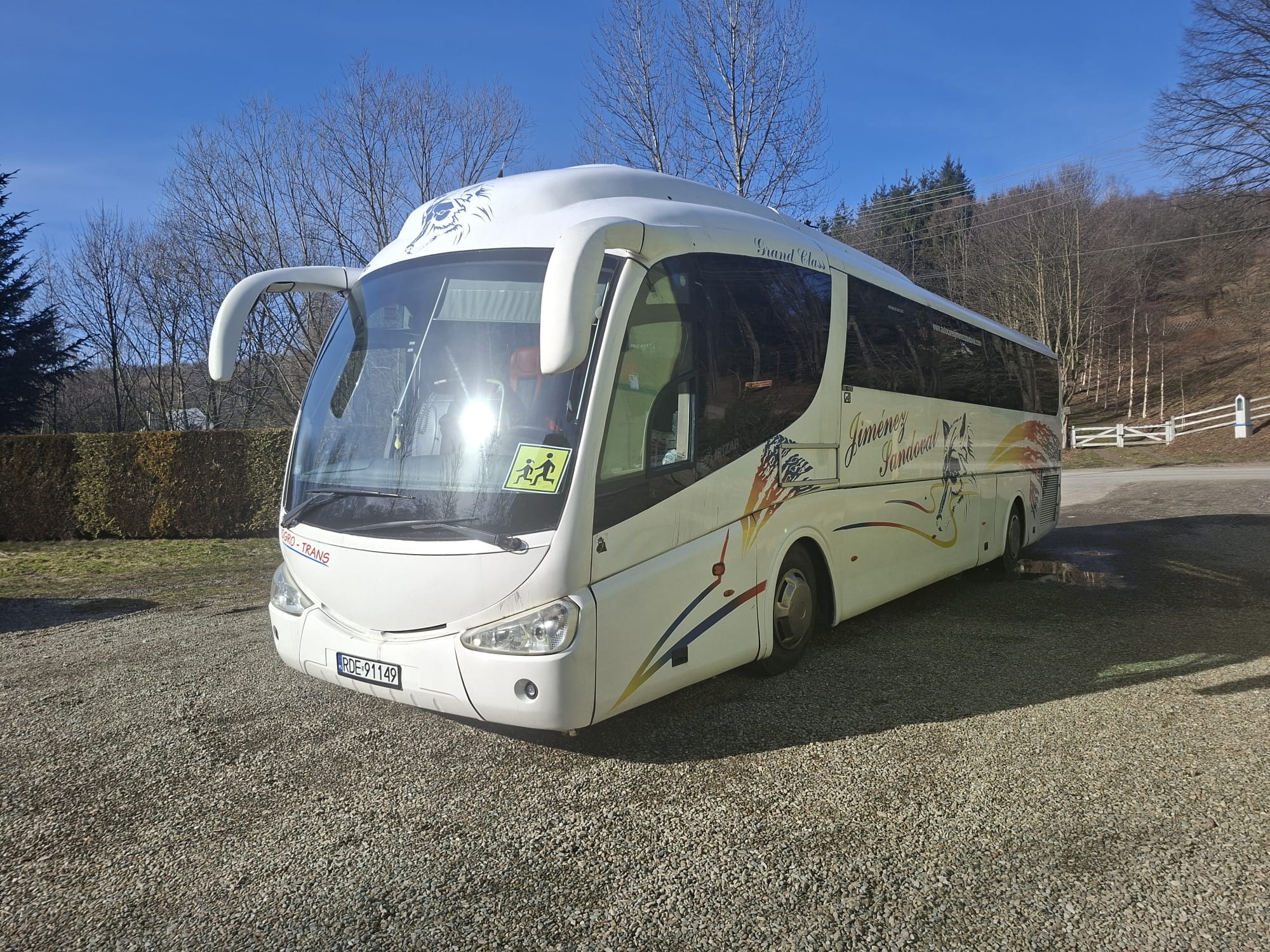 Autokar dowożący grupy do Zagrody na Wzgórzu